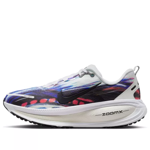 Nike Vomero 18 SE Light Trails nízke bežecké tenisky viacfarebné — produktová fotografia na bielom pozadí, bočný pohľad