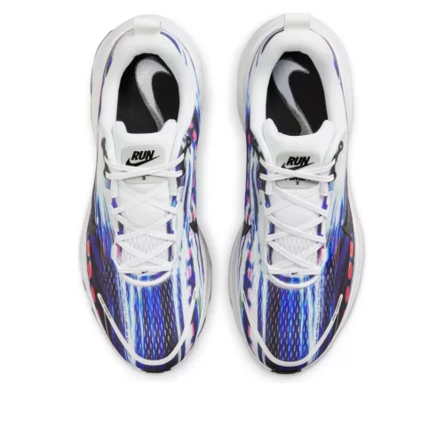 Nike Vomero 18 SE Light Trails nízke bežecké tenisky viacfarebné — produktová fotografia na bielom pozadí, bočný pohľad