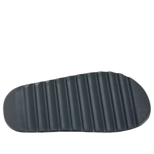 adidas Yeezy Slide Slate Grey šľapky sivé — produktová fotografia na bielom pozadí, bočný pohľad