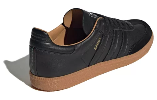 adidas Samba OG Made In Italy Black Gum nízke streetové tenisky čierne — produktová fotografia na bielom pozadí, bočný pohľad