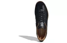 adidas Samba OG Made In Italy Black Gum nízke streetové tenisky čierne — produktová fotografia na bielom pozadí, bočný pohľad