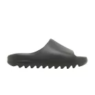 adidas Yeezy Slide Dark Onyx šľapky — produktová fotografia na bielom pozadí, bočný pohľad
