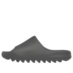 adidas Yeezy Slide Dark Onyx šľapky — produktová fotografia na bielom pozadí, bočný pohľad