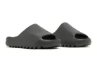 adidas Yeezy Slide Dark Onyx šľapky — produktová fotografia na bielom pozadí, bočný pohľad