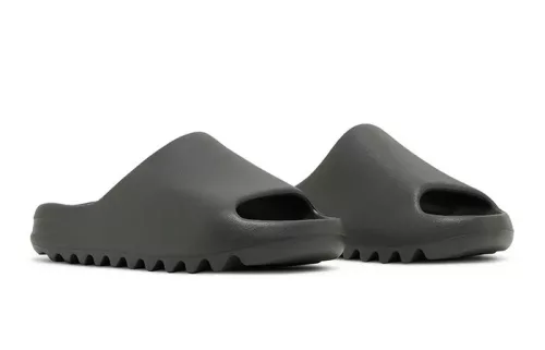 adidas Yeezy Slide Dark Onyx šľapky — produktová fotografia na bielom pozadí, bočný pohľad
