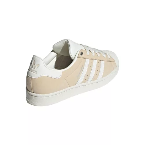 Adidas Superstar 'Sand Strata' dámske nízke streetové tenisky hnedé-béžové — produktová fotografia na bielom pozadí, bočný pohľad