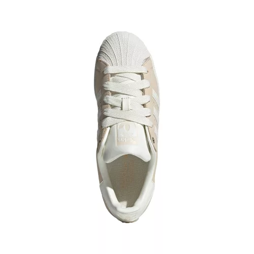 Adidas Superstar 'Sand Strata' dámske nízke streetové tenisky hnedé-béžové — produktová fotografia na bielom pozadí, bočný pohľad