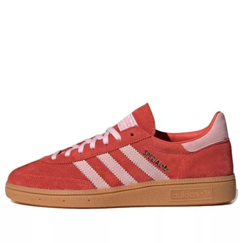 adidas Handball Spezial Bright Red Clear Pink dámske nízke streetové tenisky červené-ružové — produktová fotografia na bielom pozadí, bočný pohľad