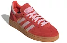 adidas Handball Spezial Bright Red Clear Pink dámske nízke streetové tenisky červené-ružové — produktová fotografia na bielom pozadí, bočný pohľad