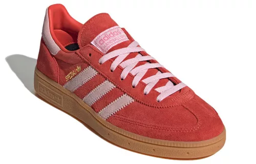 adidas Handball Spezial Bright Red Clear Pink dámske nízke streetové tenisky červené-ružové — produktová fotografia na bielom pozadí, bočný pohľad