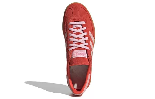 adidas Handball Spezial Bright Red Clear Pink dámske nízke streetové tenisky červené-ružové — produktová fotografia na bielom pozadí, bočný pohľad