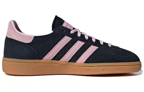 adidas Handball Spezial Core Black Clear Pink Gum dámske nízke streetové tenisky čierne-ružové — produktová fotografia na bielom pozadí, bočný pohľad