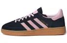 adidas Handball Spezial Core Black Clear Pink Gum dámske nízke streetové tenisky čierne-ružové — produktová fotografia na bielom pozadí, bočný pohľad