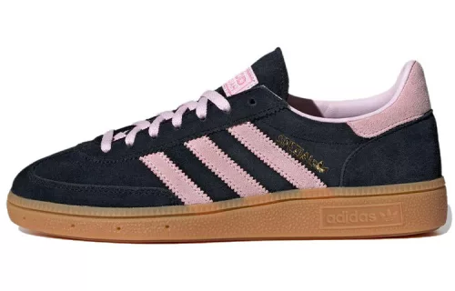 adidas Handball Spezial Core Black Clear Pink Gum dámske nízke streetové tenisky čierne-ružové — produktová fotografia na bielom pozadí, bočný pohľad