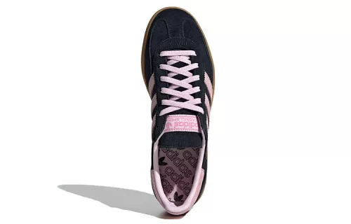 adidas Handball Spezial Core Black Clear Pink Gum dámske nízke streetové tenisky čierne-ružové — produktová fotografia na bielom pozadí, bočný pohľad