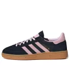 adidas Handball Spezial Core Black Clear Pink Gum dámske nízke streetové tenisky čierne-ružové — produktová fotografia na bielom pozadí, bočný pohľad