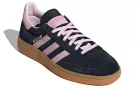adidas Handball Spezial Core Black Clear Pink Gum dámske nízke streetové tenisky čierne-ružové — produktová fotografia na bielom pozadí, bočný pohľad