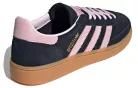 adidas Handball Spezial Core Black Clear Pink Gum dámske nízke streetové tenisky čierne-ružové — produktová fotografia na bielom pozadí, bočný pohľad