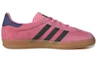 adidas Gazelle Indoor Bliss Pink Purple dámske nízke streetové tenisky ružové-čierne — produktová fotografia na bielom pozadí, bočný pohľad