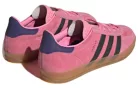adidas Gazelle Indoor Bliss Pink Purple dámske nízke streetové tenisky ružové-čierne — produktová fotografia na bielom pozadí, bočný pohľad