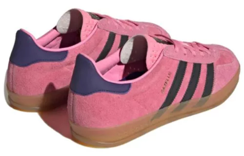 adidas Gazelle Indoor Bliss Pink Purple dámske nízke streetové tenisky ružové-čierne — produktová fotografia na bielom pozadí, bočný pohľad