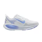 Nike Vomero 18 'White Royal Pulse' dámske nízke bežecké tenisky biele-sivé — produktová fotografia na bielom pozadí, bočný pohľad