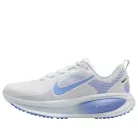 Nike Vomero 18 'White Royal Pulse' dámske nízke bežecké tenisky biele-sivé — produktová fotografia na bielom pozadí, bočný pohľad
