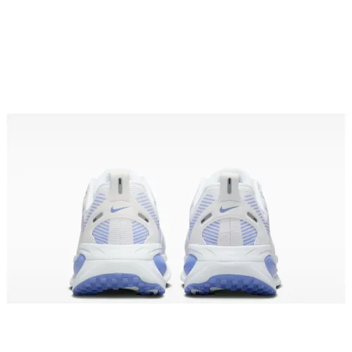 Nike Vomero 18 'White Royal Pulse' dámske nízke bežecké tenisky biele-sivé — produktová fotografia na bielom pozadí, bočný pohľad