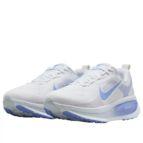Nike Vomero 18 'White Royal Pulse' dámske nízke bežecké tenisky biele-sivé — produktová fotografia na bielom pozadí, bočný pohľad