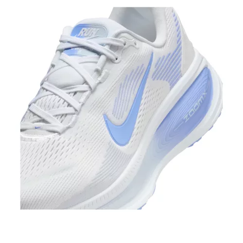 Nike Vomero 18 'White Royal Pulse' dámske nízke bežecké tenisky biele-sivé — produktová fotografia na bielom pozadí, bočný pohľad