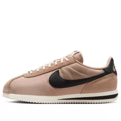 Nike Cortez Desert Black Sail dámske nízke streetové tenisky čierne-lomené biele — produktová fotografia na bielom pozadí, bočný pohľad