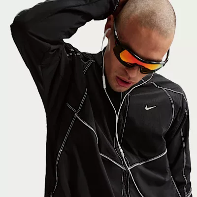 Nike Dri-Fit Retro Running Track Jacket Black pánska bunda čierna — produktová fotografia na bielom pozadí, bočný pohľad