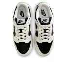 Nike Dunk Low Embossed Black Sail dámske nízke streetové tenisky čierne-lomené biele — produktová fotografia na bielom pozadí, bočný pohľad