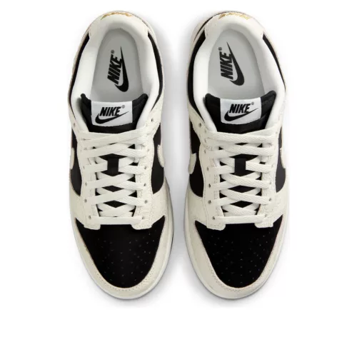 Nike Dunk Low Embossed Black Sail dámske nízke streetové tenisky čierne-lomené biele — produktová fotografia na bielom pozadí, bočný pohľad
