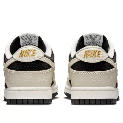 Nike Dunk Low Embossed Black Sail dámske nízke streetové tenisky čierne-lomené biele — produktová fotografia na bielom pozadí, bočný pohľad
