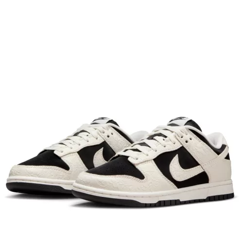 Nike Dunk Low Embossed Black Sail dámske nízke streetové tenisky čierne-lomené biele — produktová fotografia na bielom pozadí, bočný pohľad