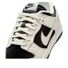 Nike Dunk Low Embossed Black Sail dámske nízke streetové tenisky čierne-lomené biele — produktová fotografia na bielom pozadí, bočný pohľad