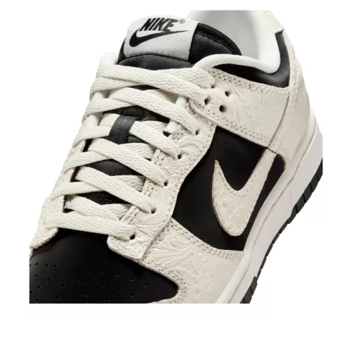 Nike Dunk Low Embossed Black Sail dámske nízke streetové tenisky čierne-lomené biele — produktová fotografia na bielom pozadí, bočný pohľad