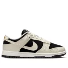 Nike Dunk Low Embossed Black Sail dámske nízke streetové tenisky čierne-lomené biele — produktová fotografia na bielom pozadí, bočný pohľad