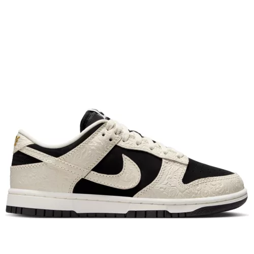 Nike Dunk Low Embossed Black Sail dámske nízke streetové tenisky čierne-lomené biele — produktová fotografia na bielom pozadí, bočný pohľad