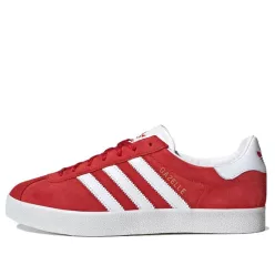 adidas Gazelle 85 Better Scarlet nízke streetové tenisky — produktová fotografia na bielom pozadí, bočný pohľad