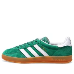adidas Gazelle Indoor Collegiate Green Gum nízke streetové tenisky zelené — produktová fotografia na bielom pozadí, bočný pohľad
