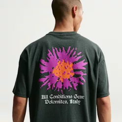 Nike ACG Dri-FIT T-Shirt Black Spruce pánske tričko čierne — produktová fotografia na bielom pozadí, bočný pohľad