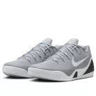 Nike Kobe 9 EM Low Protro TB Wolf Grey nízke basketbalové tenisky sivé — produktová fotografia na bielom pozadí, bočný pohľad