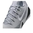 Nike Kobe 9 EM Low Protro TB Wolf Grey nízke basketbalové tenisky sivé — produktová fotografia na bielom pozadí, bočný pohľad