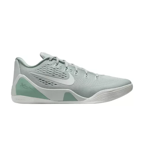 Nike Kobe 9 EM Low Protro Light Silver Steam nízke basketbalové tenisky strieborné — produktová fotografia na bielom pozadí, bočný pohľad