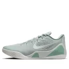 Nike Kobe 9 EM Low Protro Light Silver Steam nízke basketbalové tenisky strieborné — produktová fotografia na bielom pozadí, bočný pohľad