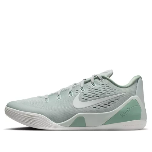 Nike Kobe 9 EM Low Protro Light Silver Steam nízke basketbalové tenisky strieborné — produktová fotografia na bielom pozadí, bočný pohľad