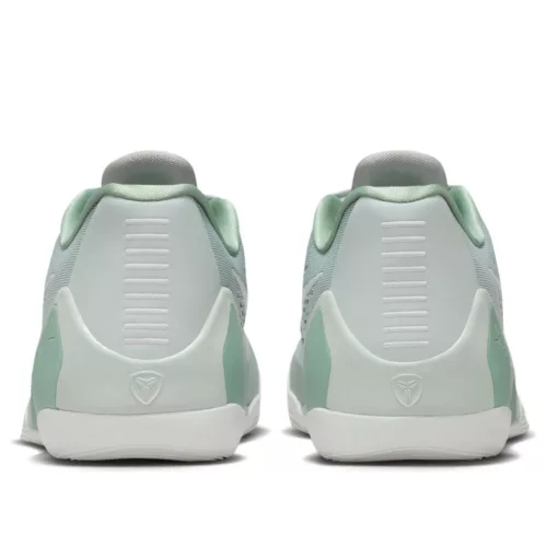 Nike Kobe 9 EM Low Protro Light Silver Steam nízke basketbalové tenisky strieborné — produktová fotografia na bielom pozadí, bočný pohľad
