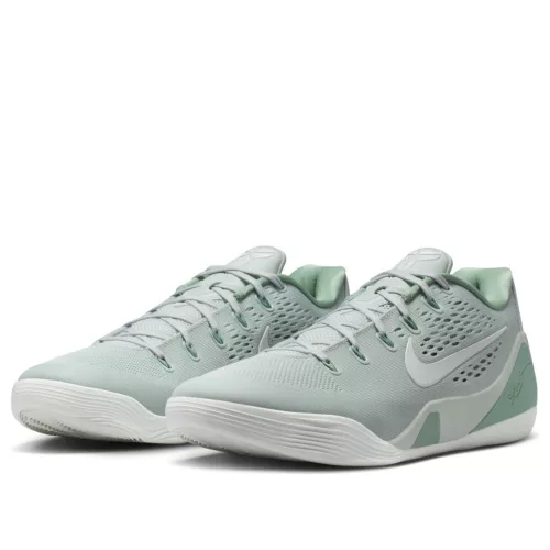Nike Kobe 9 EM Low Protro Light Silver Steam nízke basketbalové tenisky strieborné — produktová fotografia na bielom pozadí, bočný pohľad